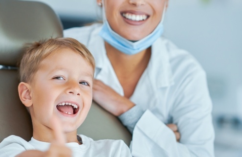 Cómo prevenir y tratar las caries dentales en niños